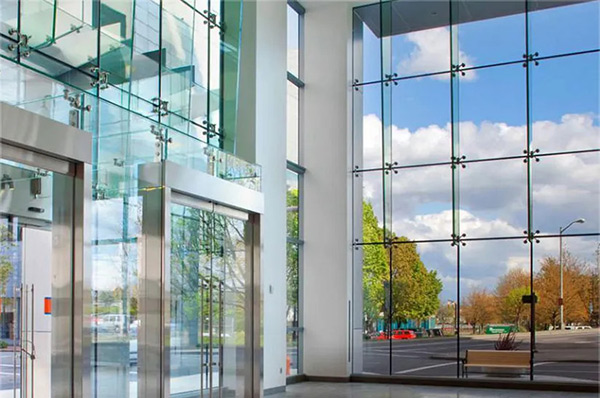 ساختمان با نمای اسپایدر