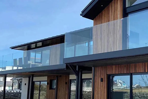 خانه چوبی با هندریل شیشه‌ای 