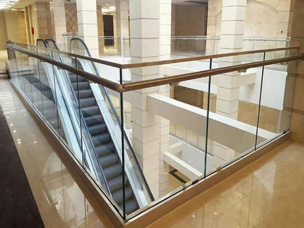 هندریل شیشه ای دورتا دور پله برقی